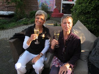 Claudia und Petra starten mit Sekt