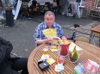 Pater Valerius beim Chili essen