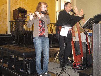 Holger Schie und seine Tochter bei der musikalischen Begleitung