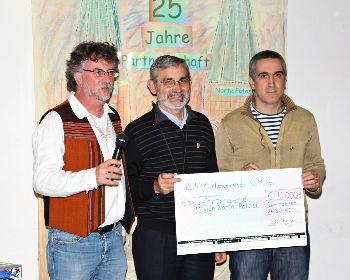 Scheck&uuml;berreichung (Von links: Martin Fey, Mikel Burgos, Inaki Revilla