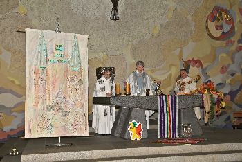 Beim Gottesdienst (von links: Padre Mikel Burgos, Pater Ernst-Otto Sloot, Pater Olav Hamelijnck
