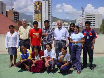 Die 10 Campesinas und Campesinos aus Norte Potosí gemeinsam mit den Padres Luis Mary und Esteban auf dem Dach des neuen Hauses