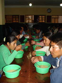 Abendessen im Internat in San Pedro
