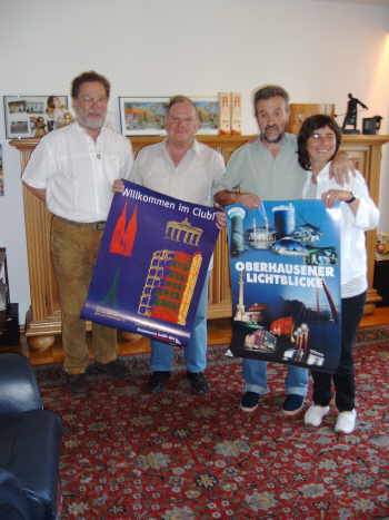 Hans, Victor, Theo und Ele mit Gastgeschenken aus Oberhausen