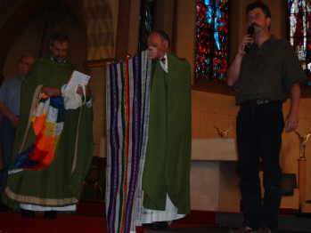 &Uuml;berreichung der Gastgeschenke in der Gemeinde St. Marien