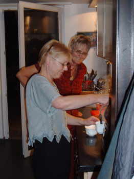 K&auml;thi und Margret beim Abendessen im Haus von Lothar und K&auml;thi Hickmann