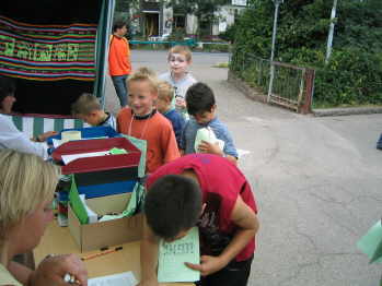 Die ersten L&auml;ufer stempeln ihre Runden