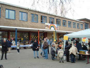 Fast 300 Besucher kommen auf den Schulhof der Marienschule