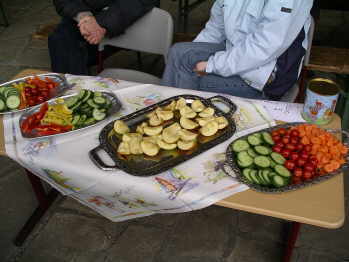 Zur St&auml;rkung gab es frisches Obst und Gem&uuml;se...