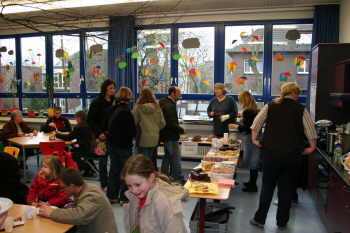 Zum Gl&uuml;ck ist die Cafeteria in der Schule - denn drau&szlig;en regnet es viel