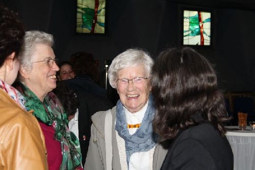 In der Mitte die K&uuml;nstlerin: Carola Hoppe-Wagner