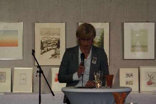 Angelika Schmidt vom MEF-Kreis f&uuml;hrt in die Ausstellung ein