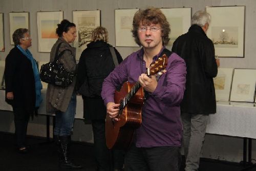 Markus Kaiser - Gitarrenkaiser - begleitet die Ausstellung musikalisch