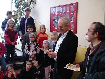 Schulleiter Ludger B&uuml;ning verliest die Partnerschaftsurkunde