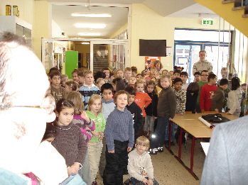 Alle Kinder und das Lehrerkollegium h&ouml;ren gespannt zu