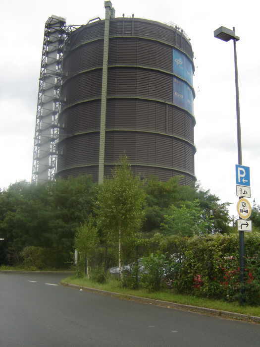 Vor dem Gasometer