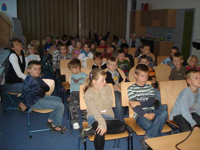 Schulleiterin und Kinder in der Johannesschule h&ouml;ren aufmerksam zu