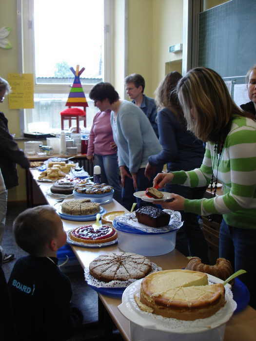 Kuchen und Kaffee gab es in der Cafeteria