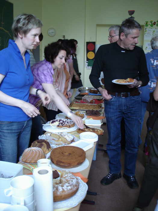 In der Cafeteria gibt es Kaffe und Kuchen