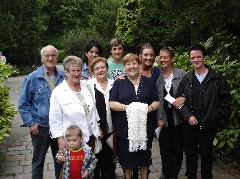 Patricia (3. von rechts) im Kreis ihrer Familie