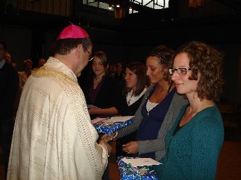 Weihbischof Schepers &uuml;berreicht Abschiedsgeschenke