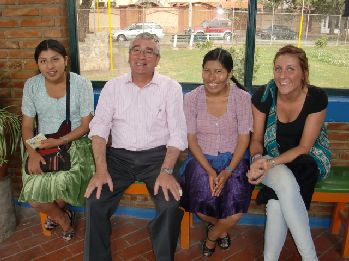 Drei junge Frauen mit Padre Enrique