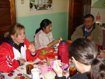Julia, Ruth und Padre Joseba