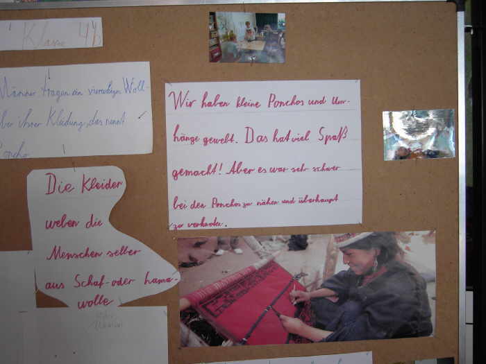 Auf Stellwänden erklären die Kinder, was sie in der Projektwoche gemacht haben
