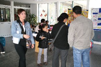 Interessiert werden die Arbeiten der Kinder begutachtet