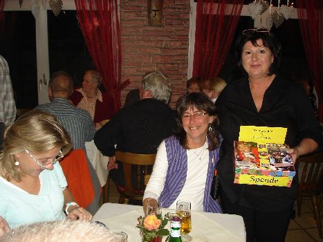 und die Chefin beim Spendensammeln
