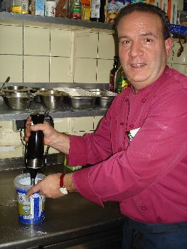 Der Chef bei letzten Vorbereitungen