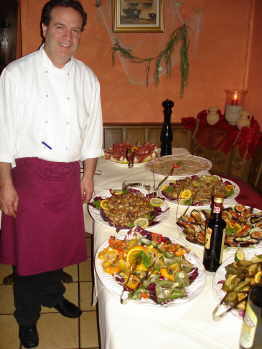 K&uuml;chenchef Franco Rechichi pr&auml;sentiert das Buffet