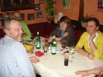 Es treffen sich Bekannte und Unbekannte f&uuml;r einen guten Zweck